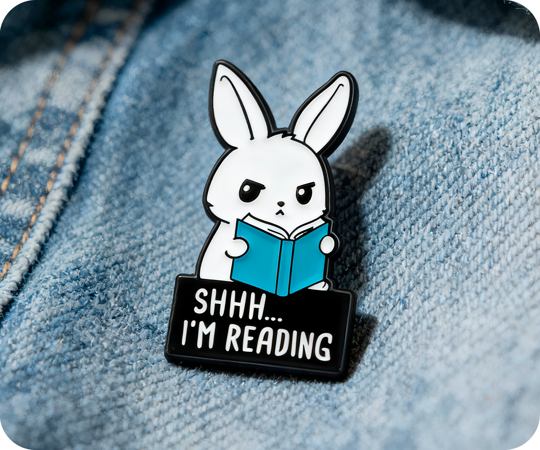 Shhh, estoy leyendo un libro de conejos. Pin de insignia Imagen secundaria del producto
