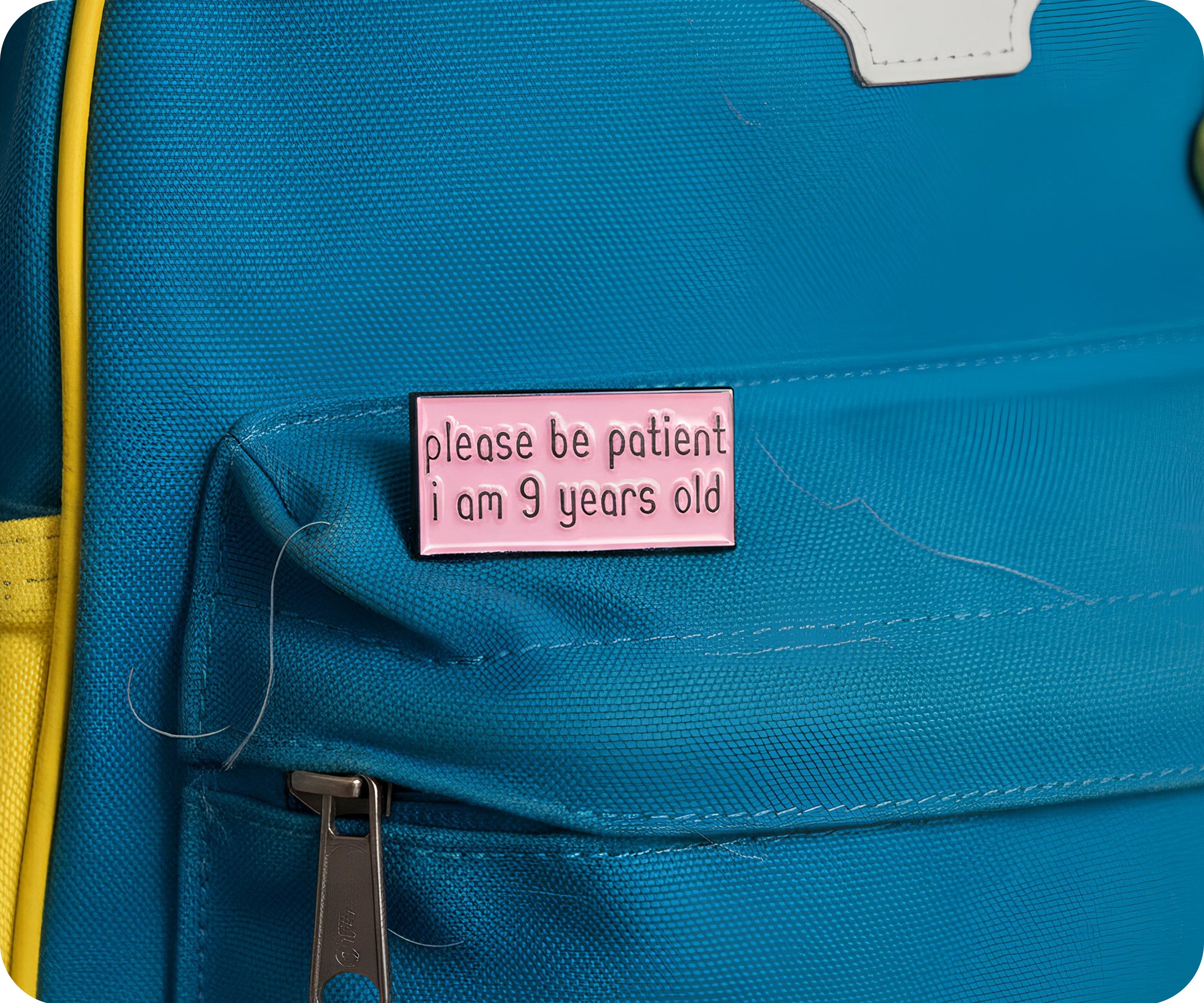 Chapa de "Por favor, tenga paciencia, tengo 9 años" Imagen secundaria del producto