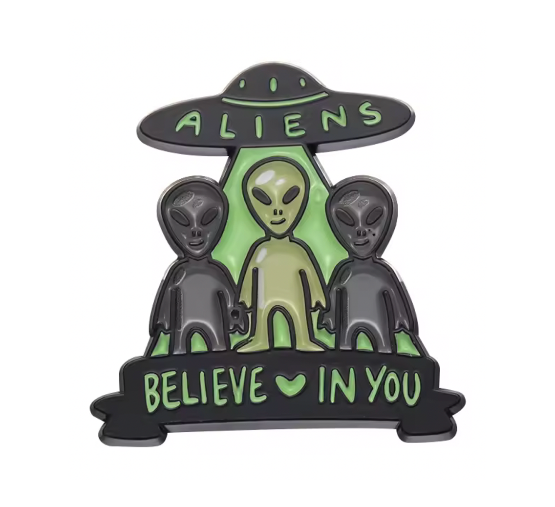 Insignia de pin "Los extraterrestres creen en ti" Imagen principal del producto