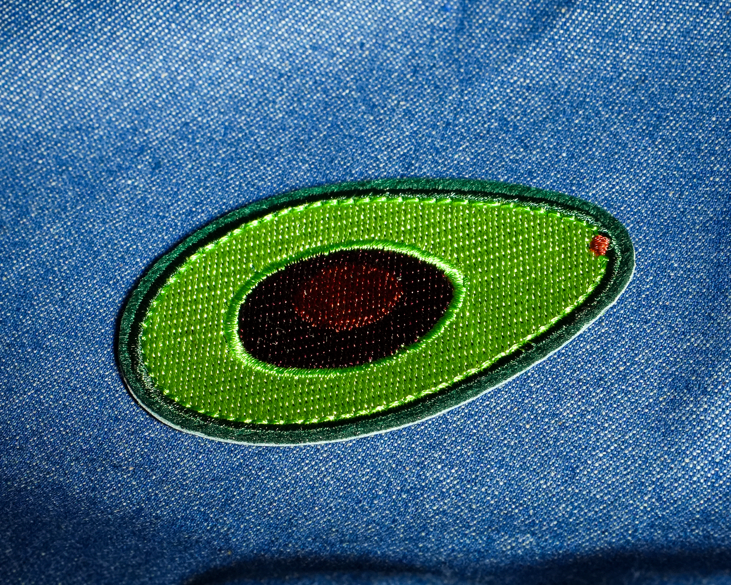Parche bordado de aguacate partido (7,5 x 5 cm) Imagen secundaria del producto