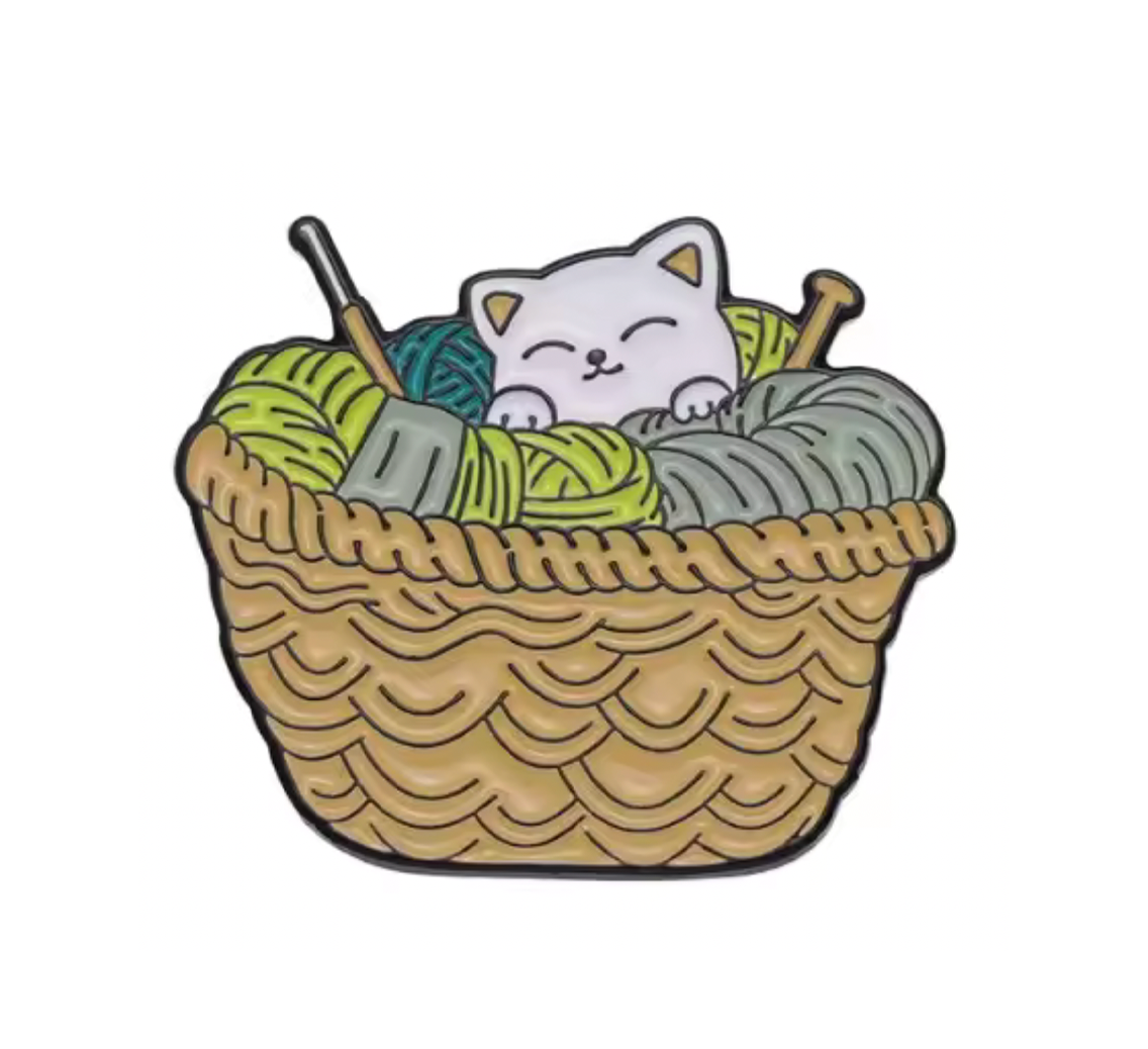 Insignia de alfiler: Gatito en cesta de lana para tejer Imagen principal del producto