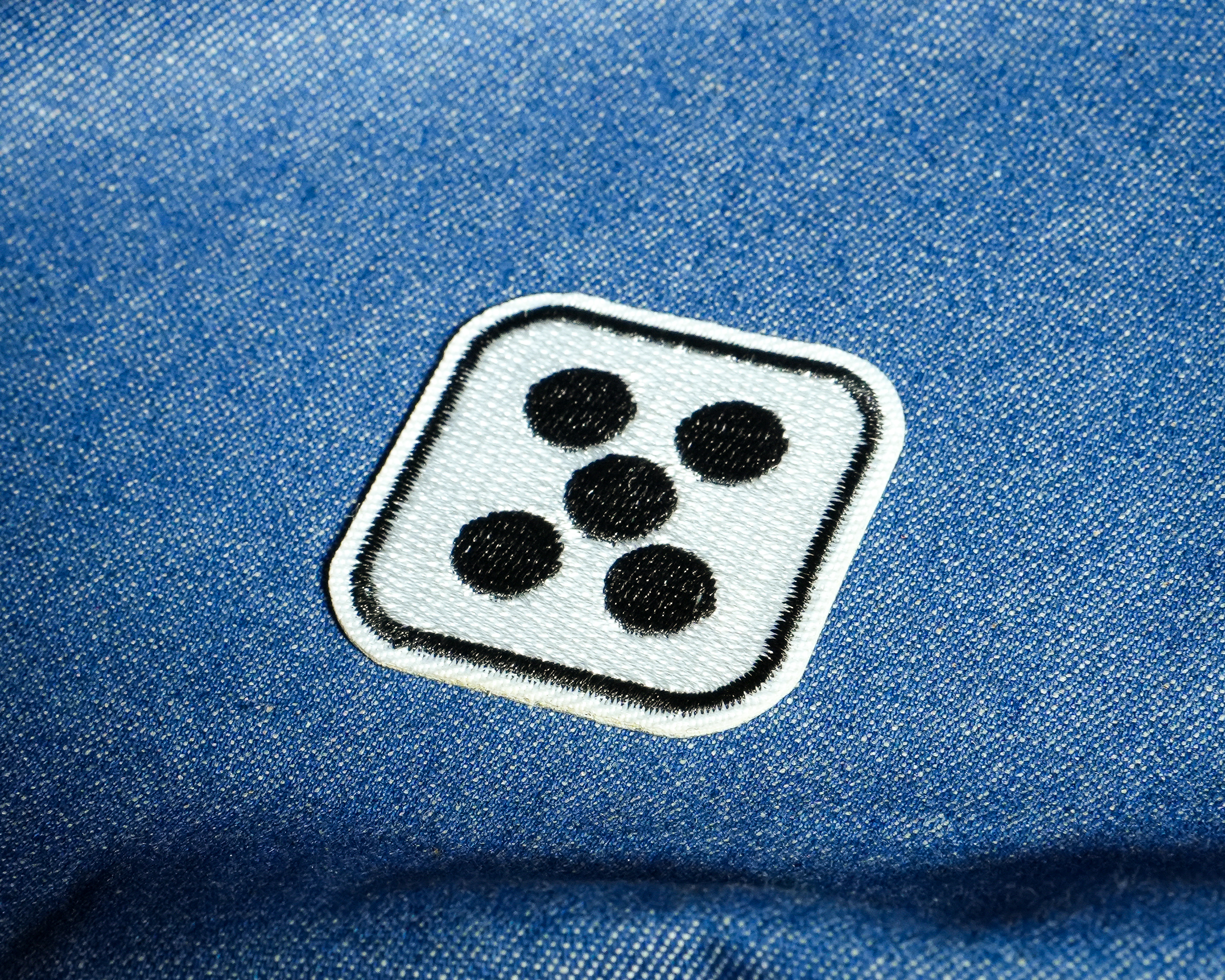 Parche bordado Dice Five Gaming (4 x 4 cm) Imagen secundaria del producto