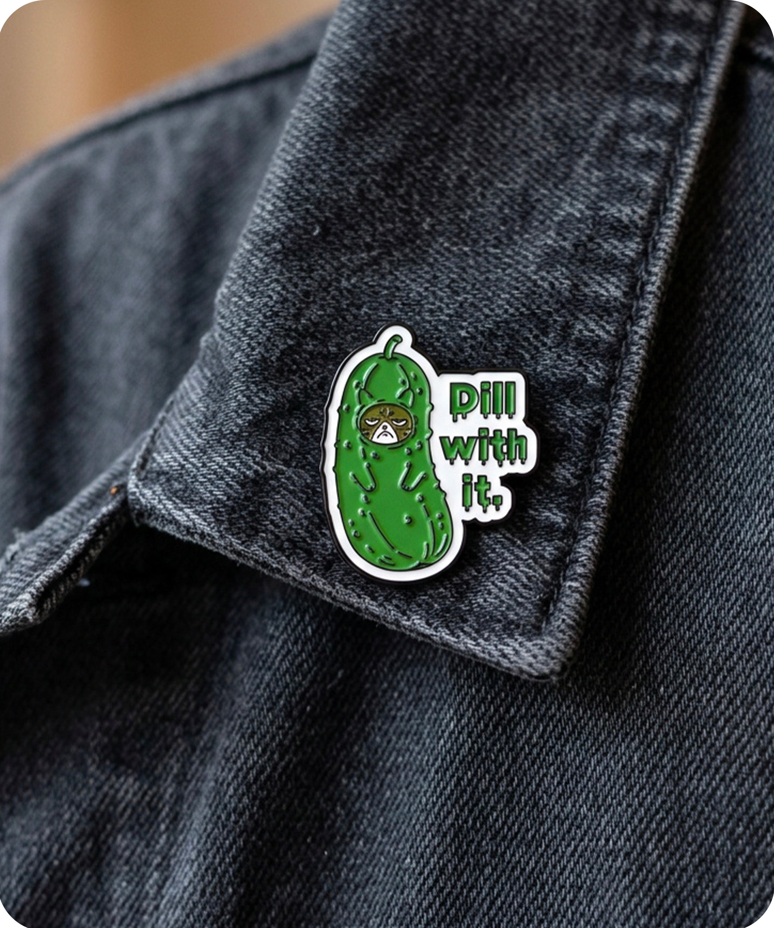 Dill With It Funny Pickle Cat Enamel Lapel Pin Badge Imagen secundaria del producto