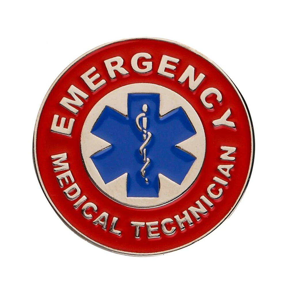 A round pin badge with a red background and a blue medical emblem that includes the text 'EMERGENCY MEDICAL TECHNICIAN'. Imagen principal del producto