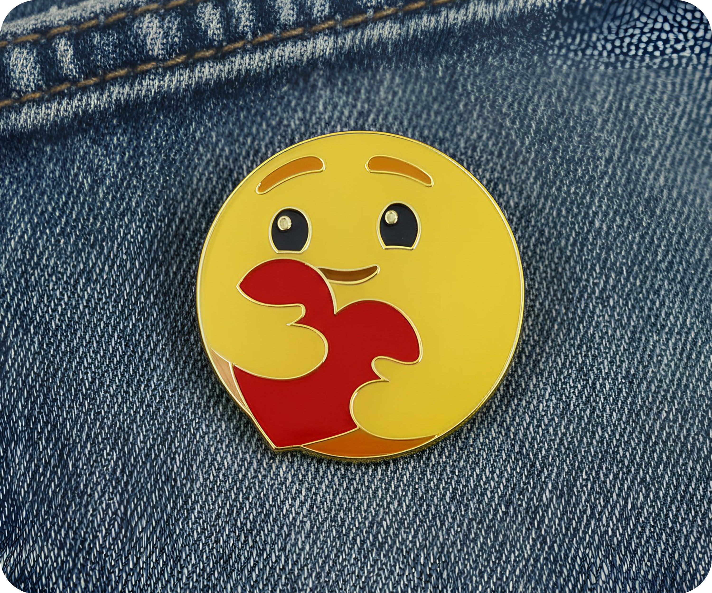 Insignia de pin de cara de emoji y corazón de amor Imagen secundaria del producto