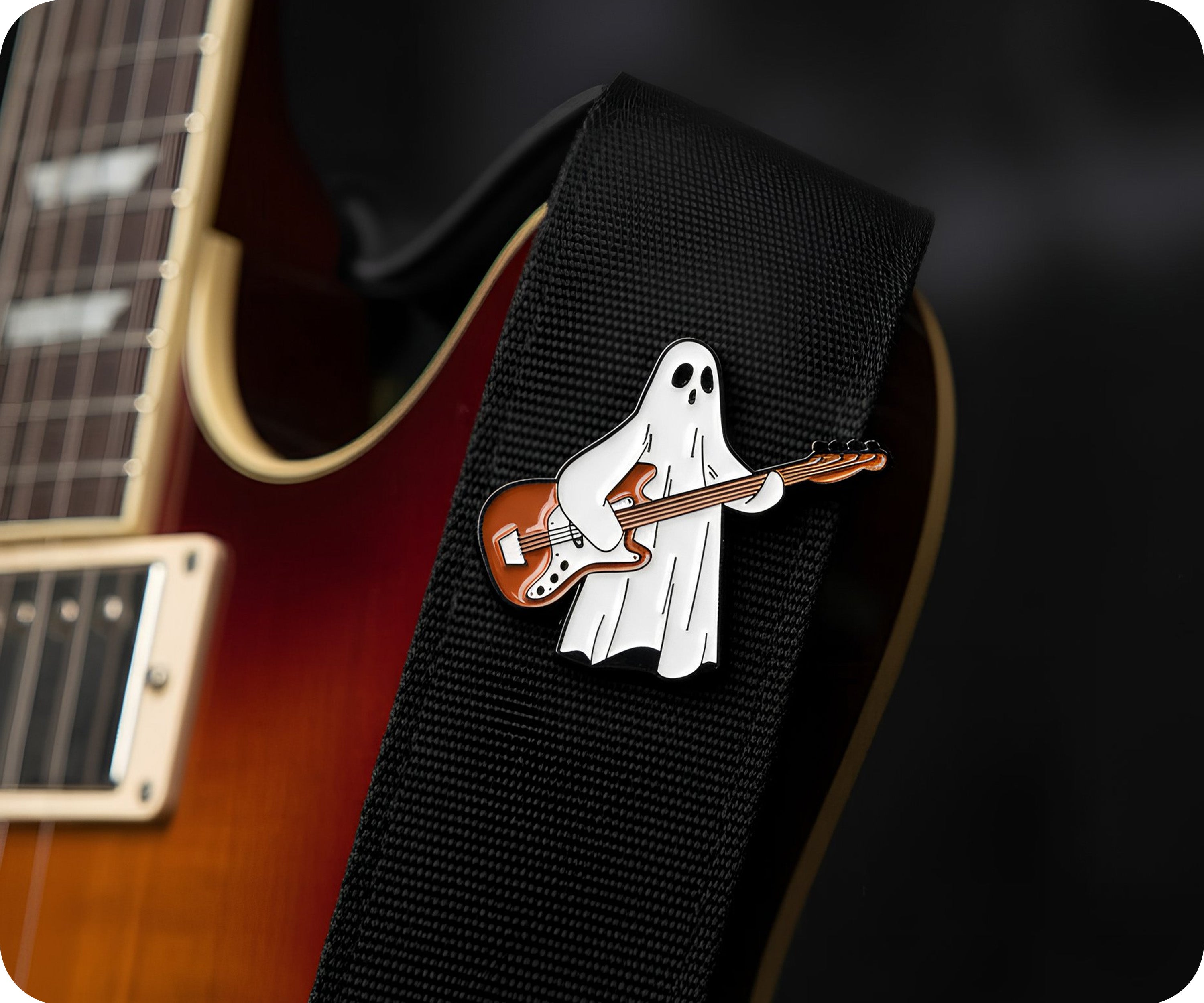 Insignia de alfiler con fantasma tocando la guitarra Imagen secundaria del producto