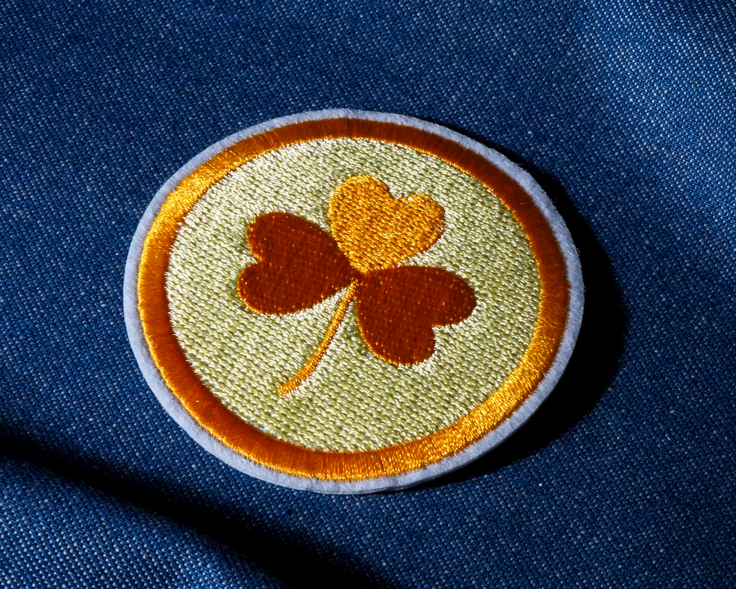 Trébol Irlandés Dorado sobre Parche Dorado para Planchar (6 x 6cm) Imagen secundaria del producto
