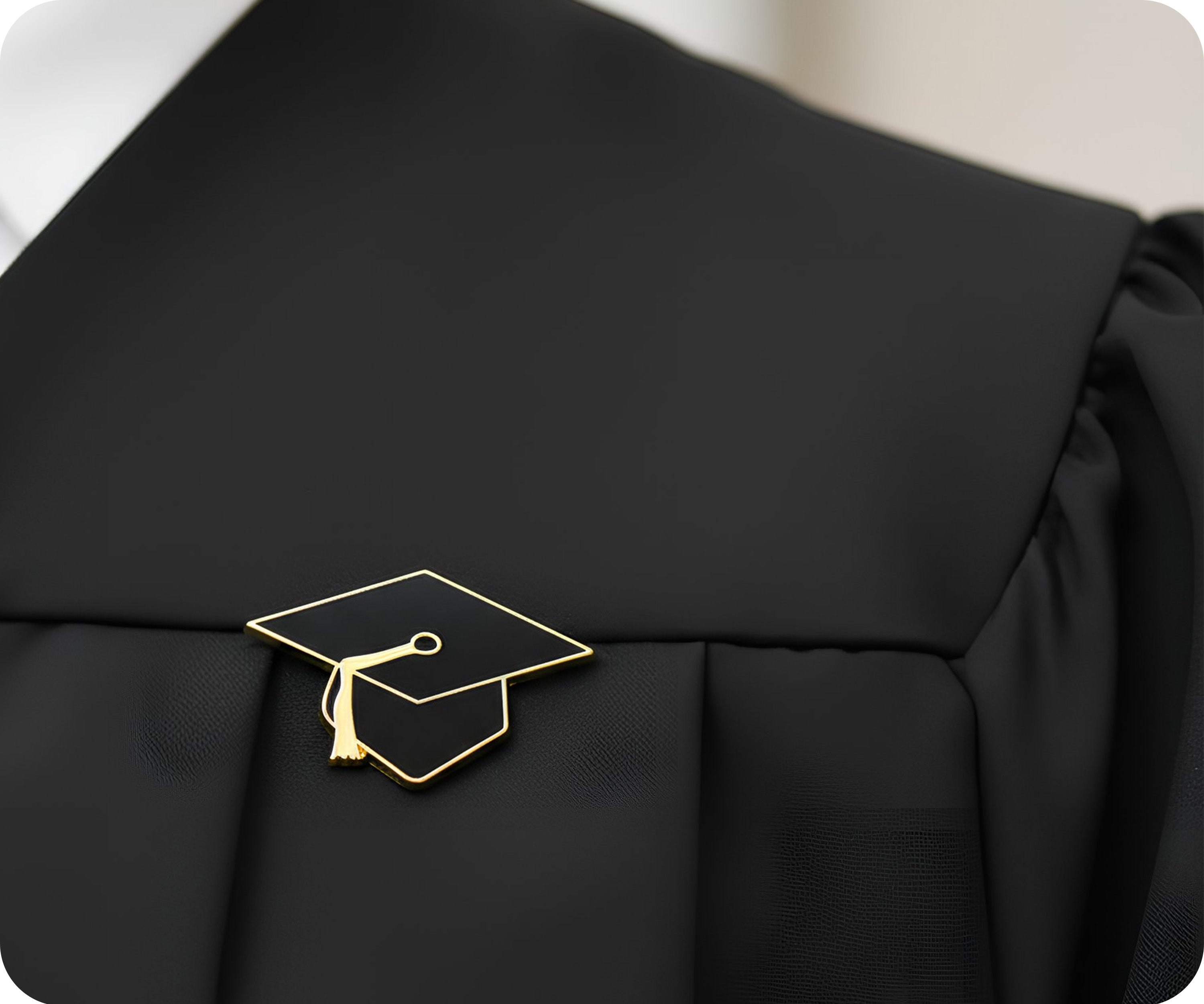 Insignia de solapa dorada con gorro de graduación Imagen secundaria del producto