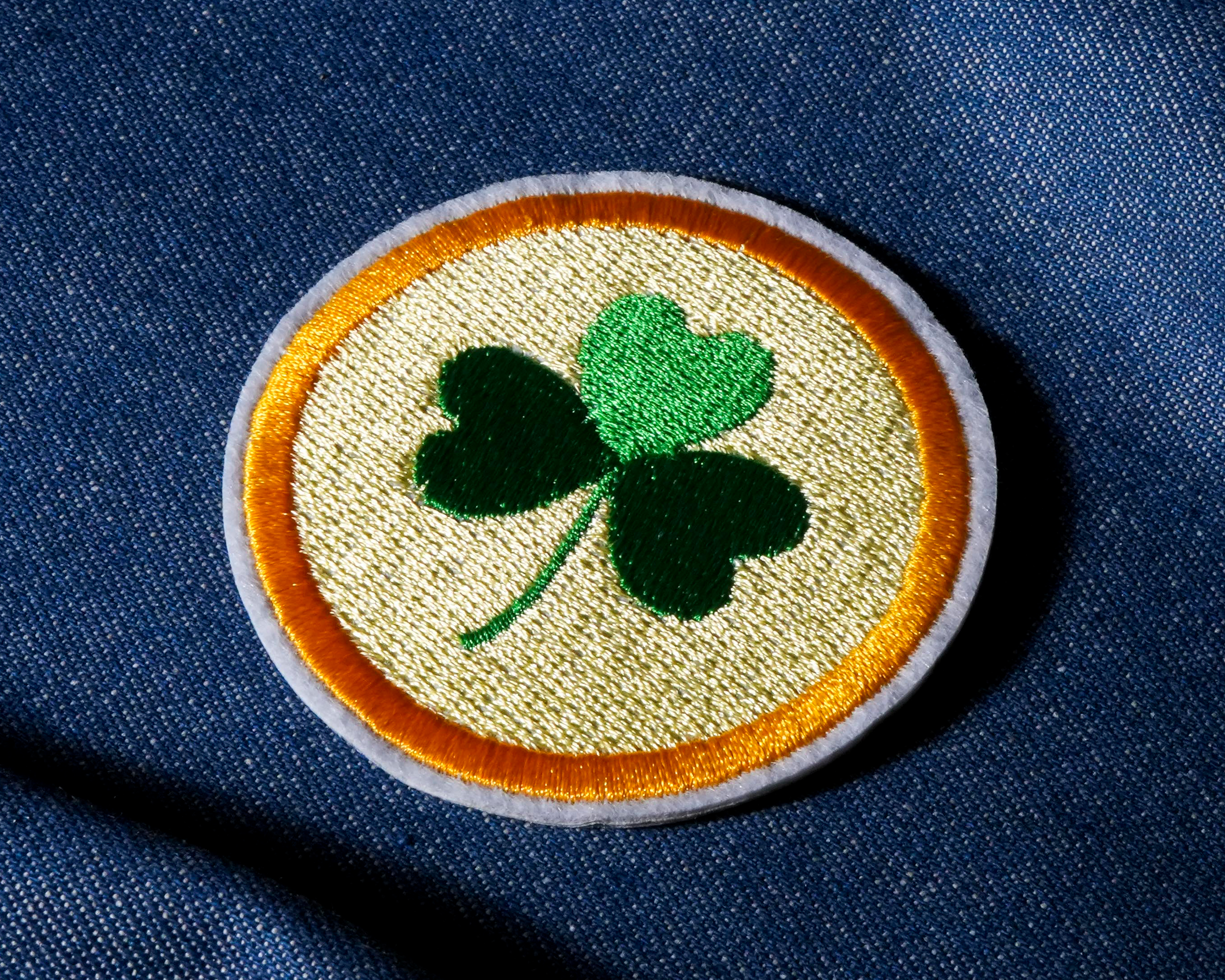 Trébol Irlandés Verde Bordado para Planchar en un Parche Dorado (6 x 6cm) Imagen secundaria del producto
