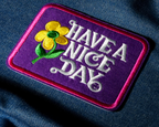 Parche termoadhesivo "Que tengas un buen día" morado y rosa (9 x 7 cm)