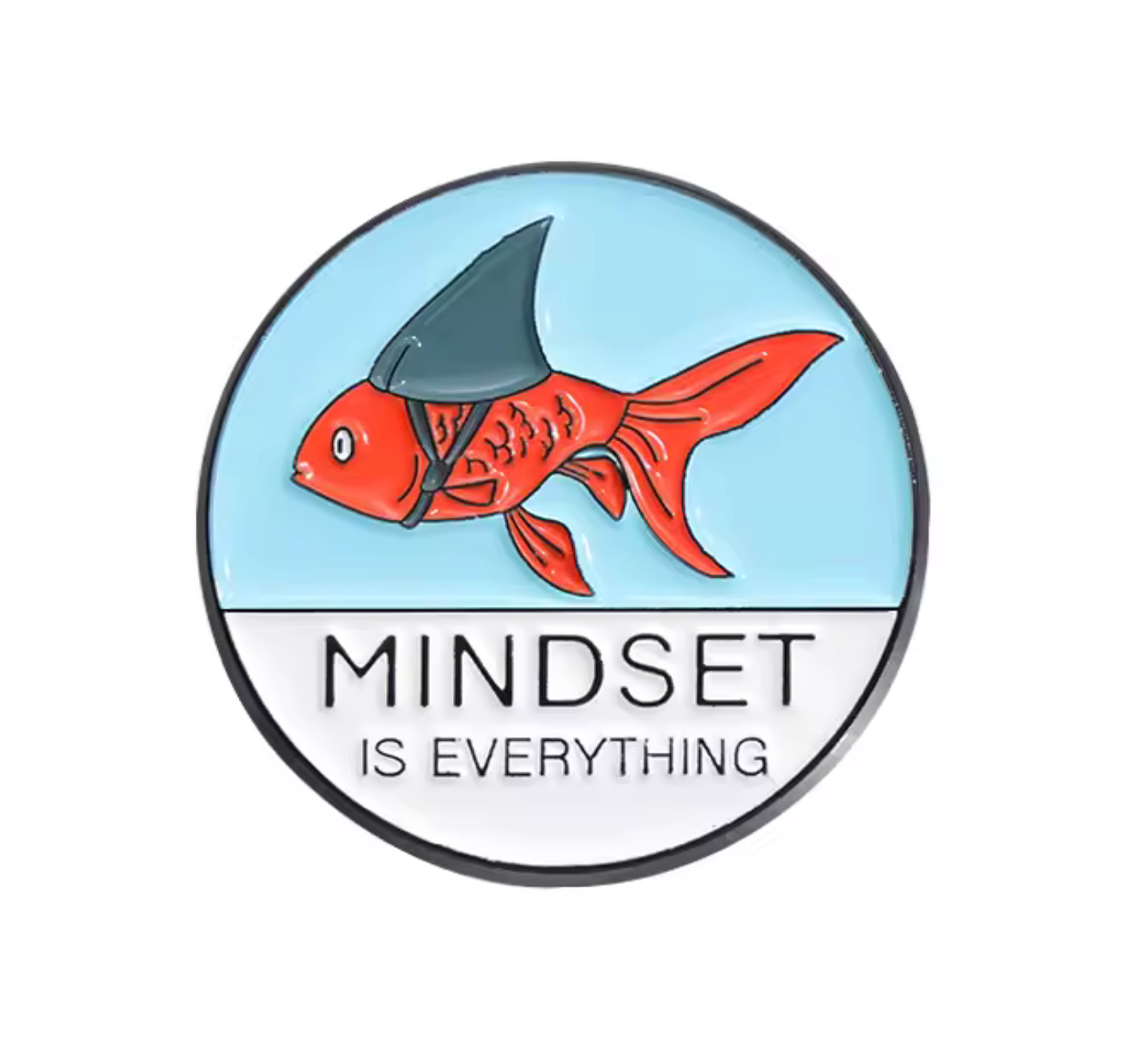 Insignia de alfiler Mindset Goldfish Shark Imagen principal del producto