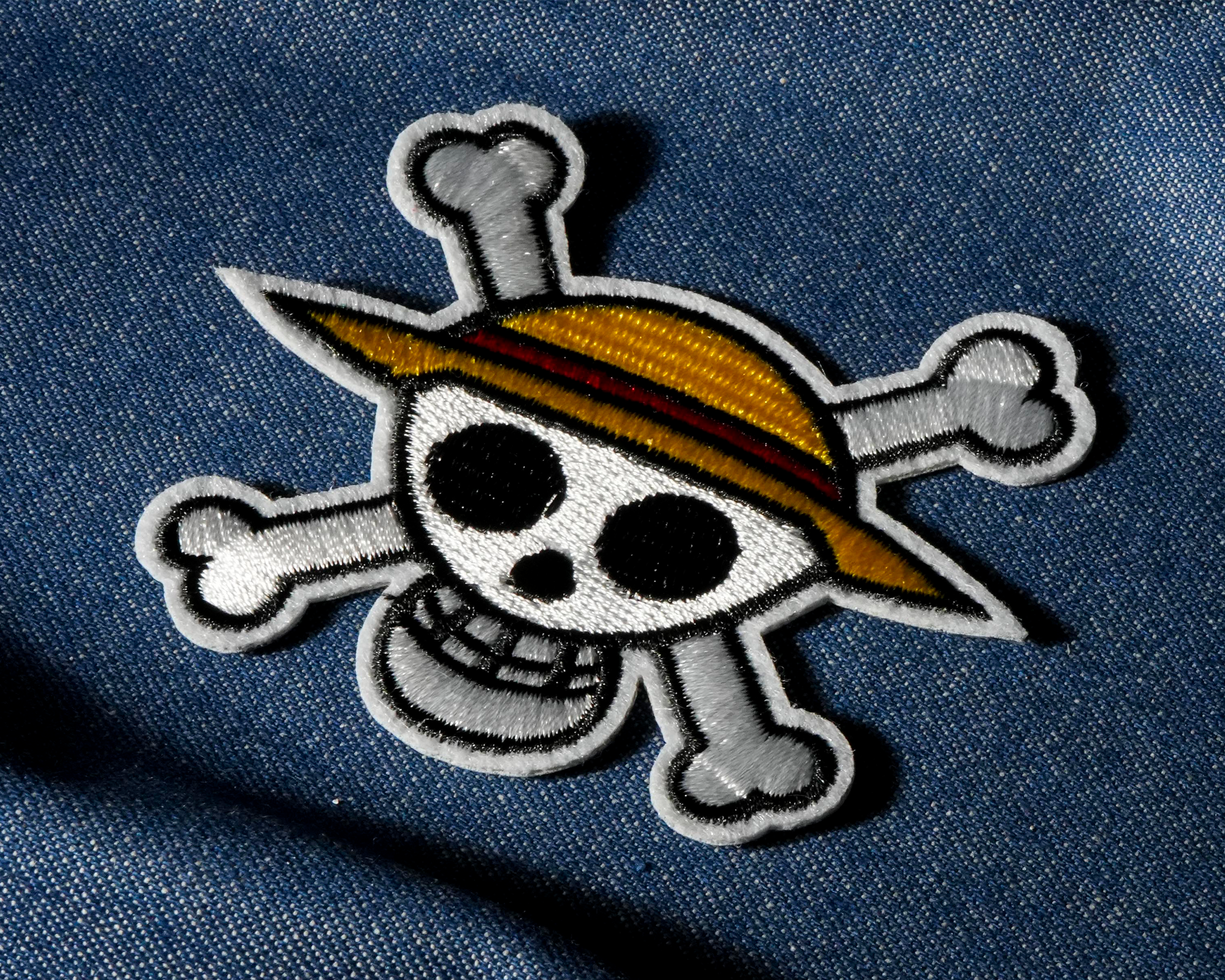 Parche termoadhesivo de calavera pirata y tibias cruzadas (7x 7cm) Imagen secundaria del producto