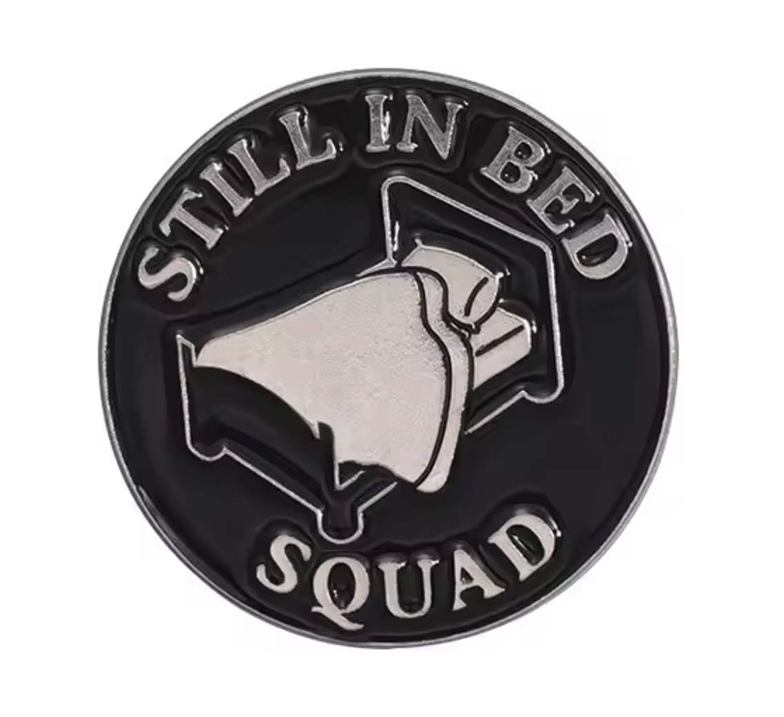 Insignia de metal del "Equipo Todavía en la cama" Imagen principal del producto