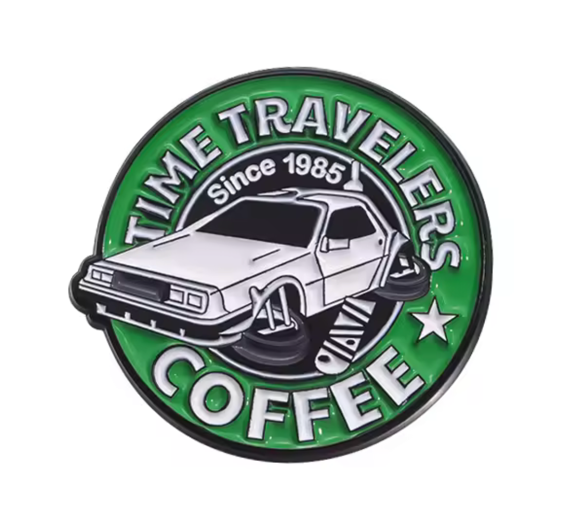 Pin Insignia de Café del Viajero del Tiempo Imagen principal del producto