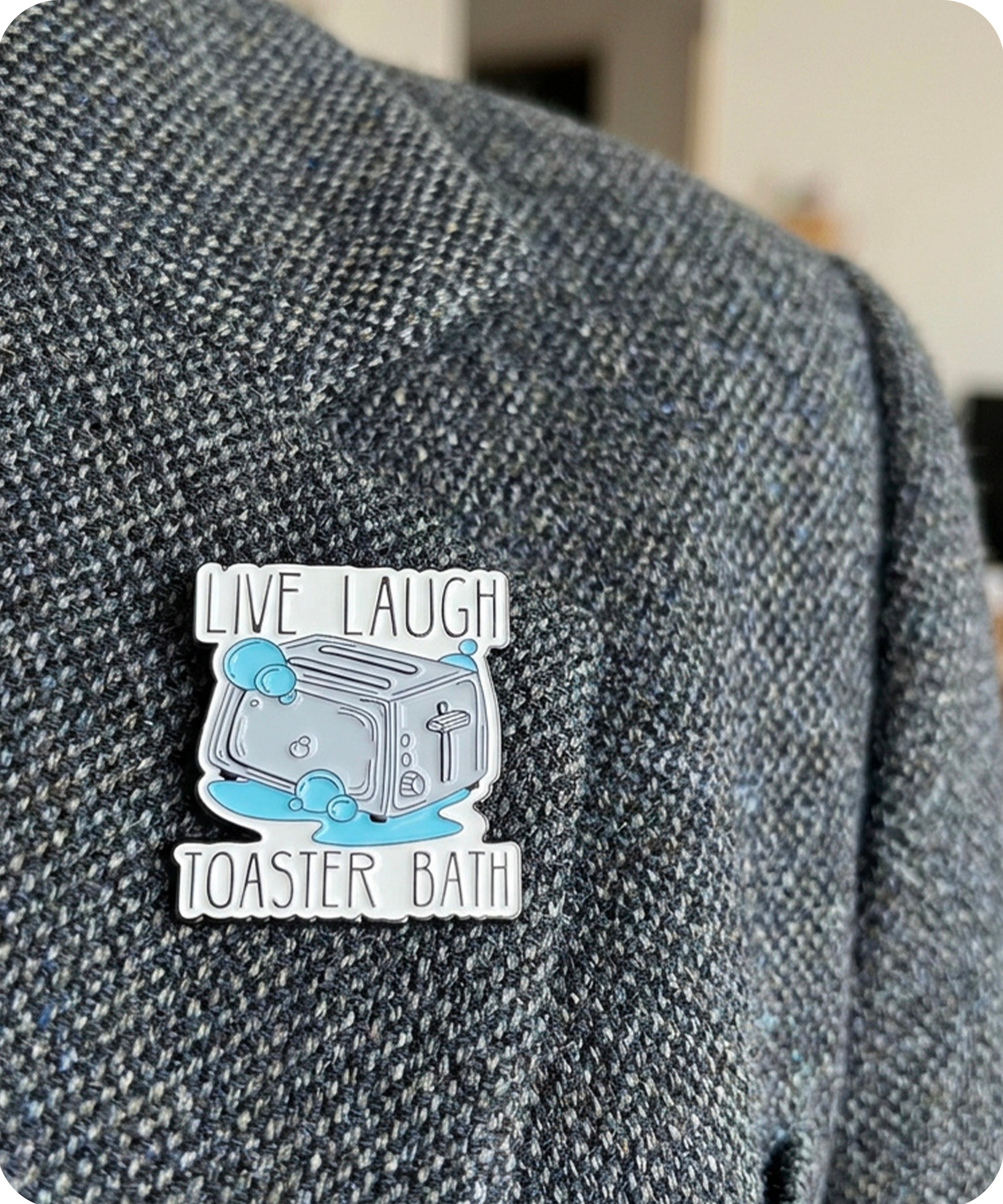 Live Laugh Toaster Bath Enamel Lapel Pin Badge Imagen secundaria del producto
