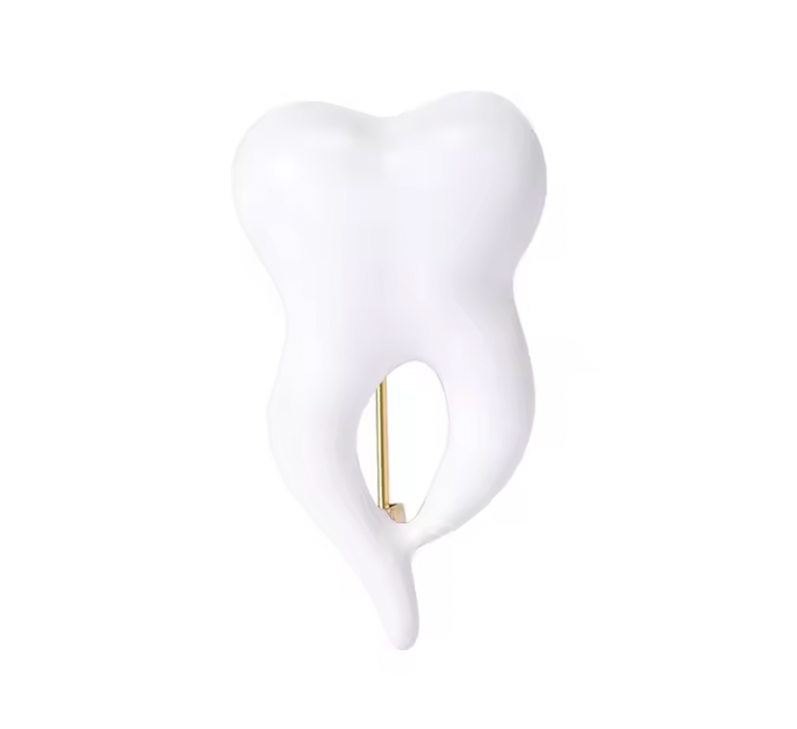 Insignia de alfiler 3D con diente blanco para dentista Imagen principal del producto