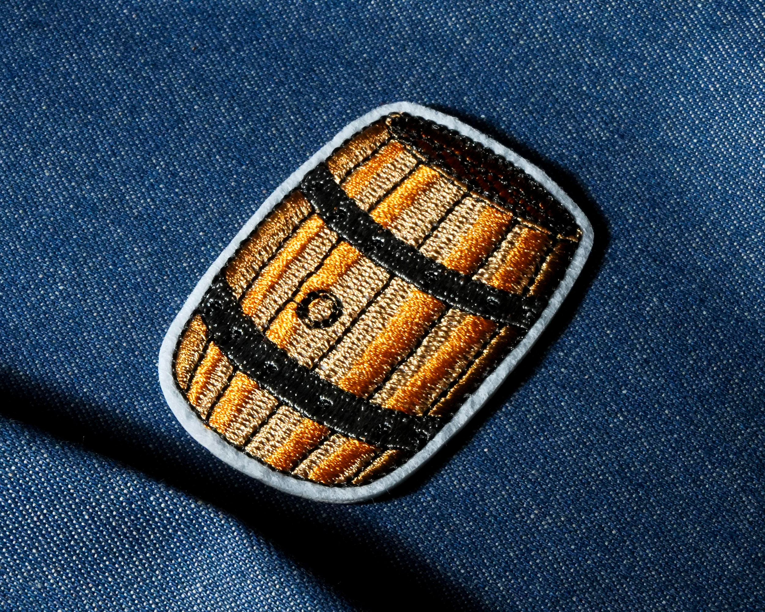 Parche termoadhesivo de pirata con bebida en barril de madera (7 x 4,5 cm) Imagen secundaria del producto