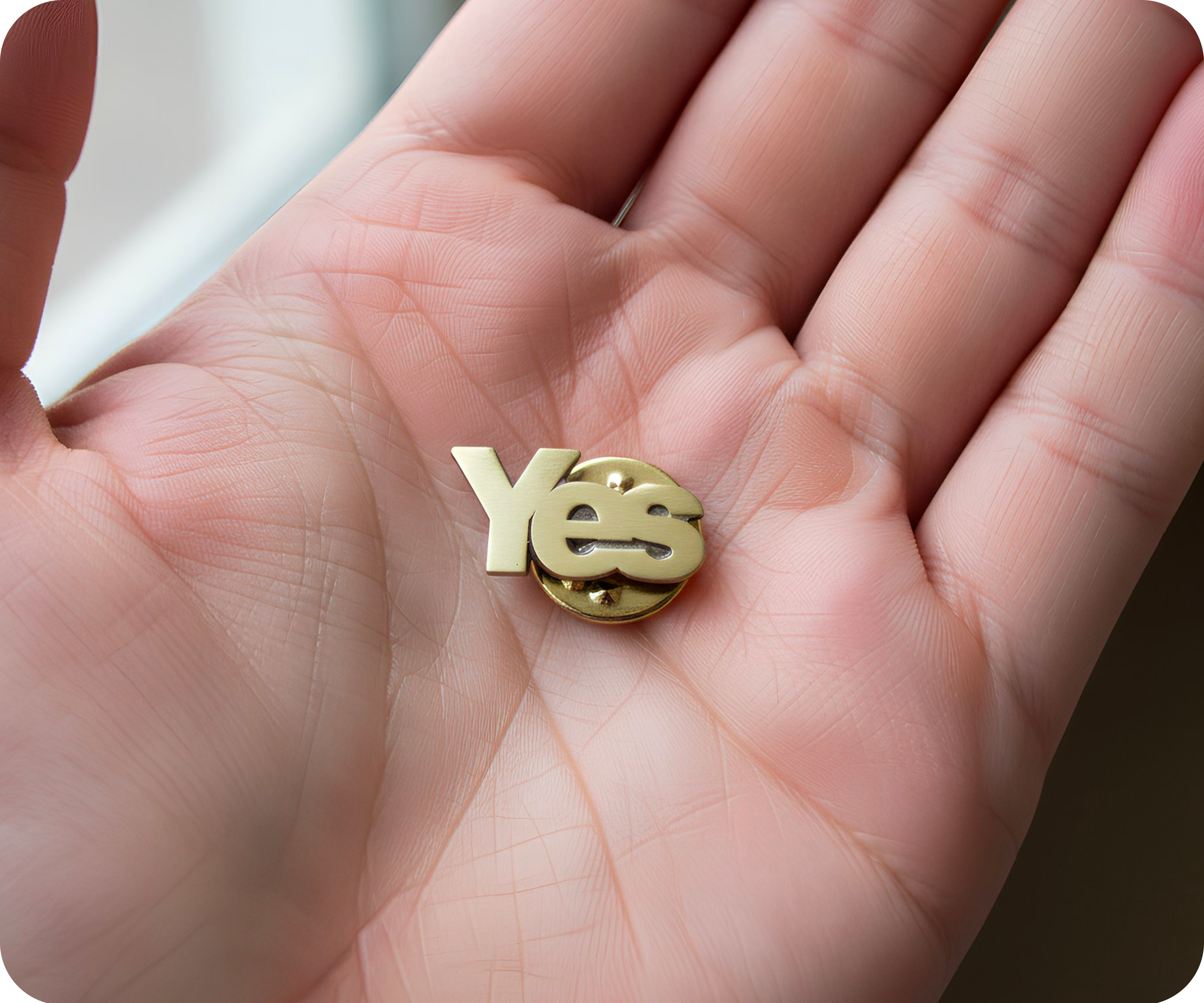 Pin de latón con el lema Sí a la Independencia de Escocia Imagen secundaria del producto