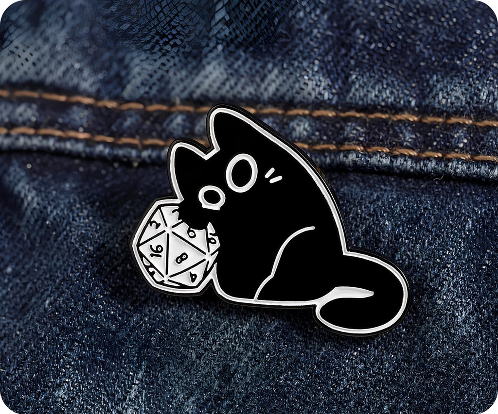 Diseño de gato gamer negro 5 - Insignia de pin espiritual de dados de fantasía