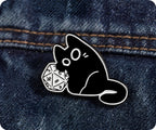 Diseño de gato gamer negro 5 - Insignia de pin espiritual de dados de fantasía