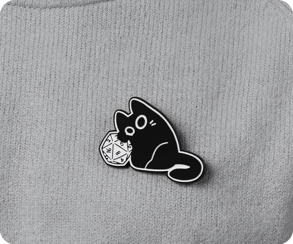 Diseño de gato gamer negro 5 - Insignia de pin espiritual de dados de fantasía