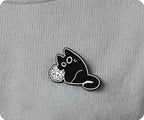 Diseño de gato gamer negro 5 - Insignia de pin espiritual de dados de fantasía