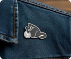 Diseño de gato gamer negro 5 - Insignia de pin espiritual de dados de fantasía