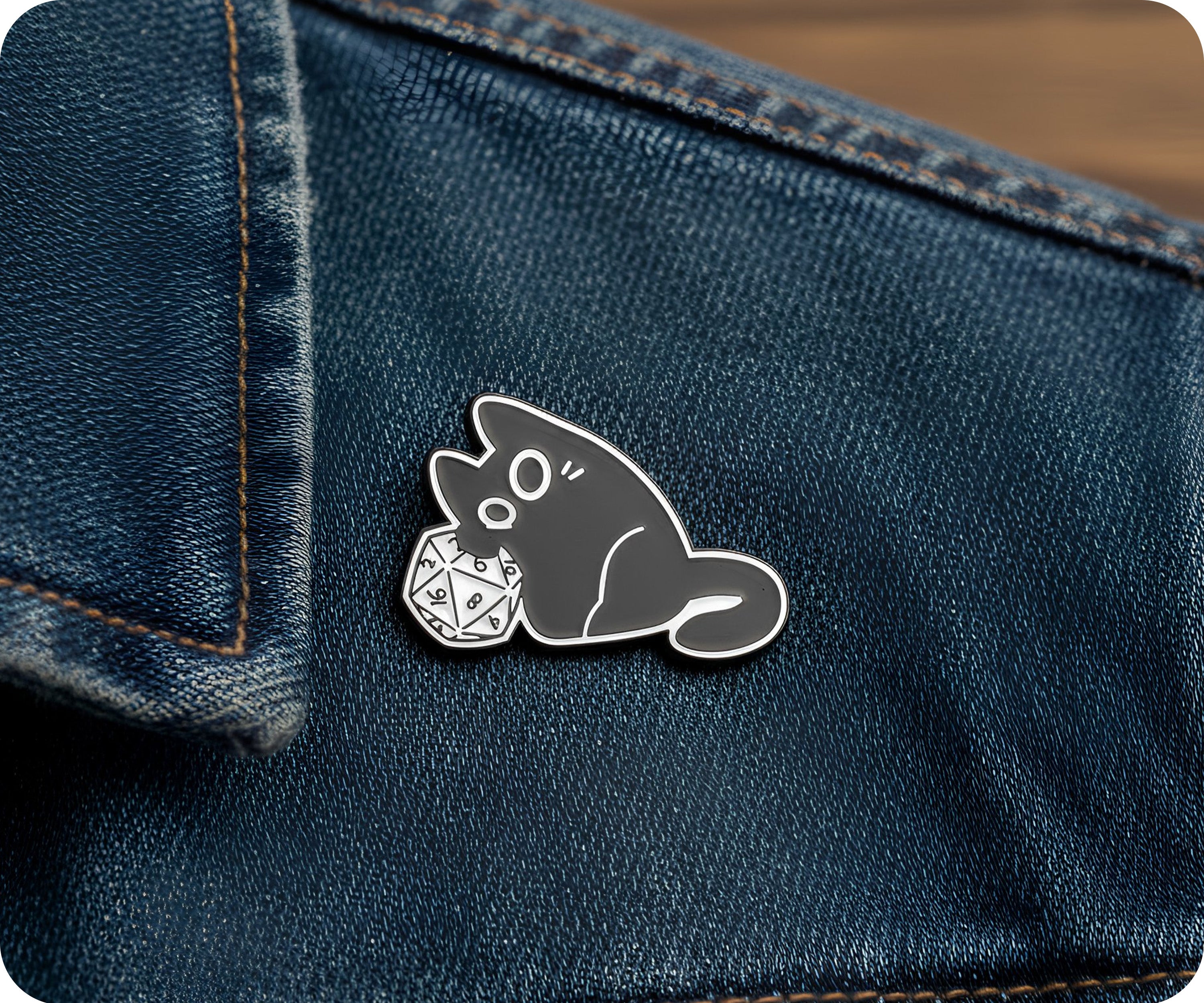 Diseño de gato gamer negro 5 - Insignia de pin espiritual de dados de fantasía