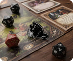 Diseño de gato gamer negro 5 - Insignia de pin espiritual de dados de fantasía