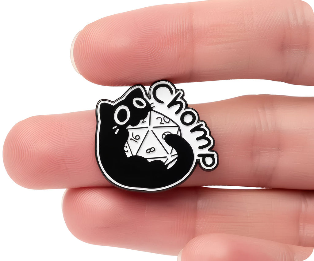 Diseño de gato negro jugador 4 - Insignia de pin espiritual con dados de fantasía