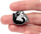 Diseño de gato negro jugador 4 - Insignia de pin espiritual con dados de fantasía