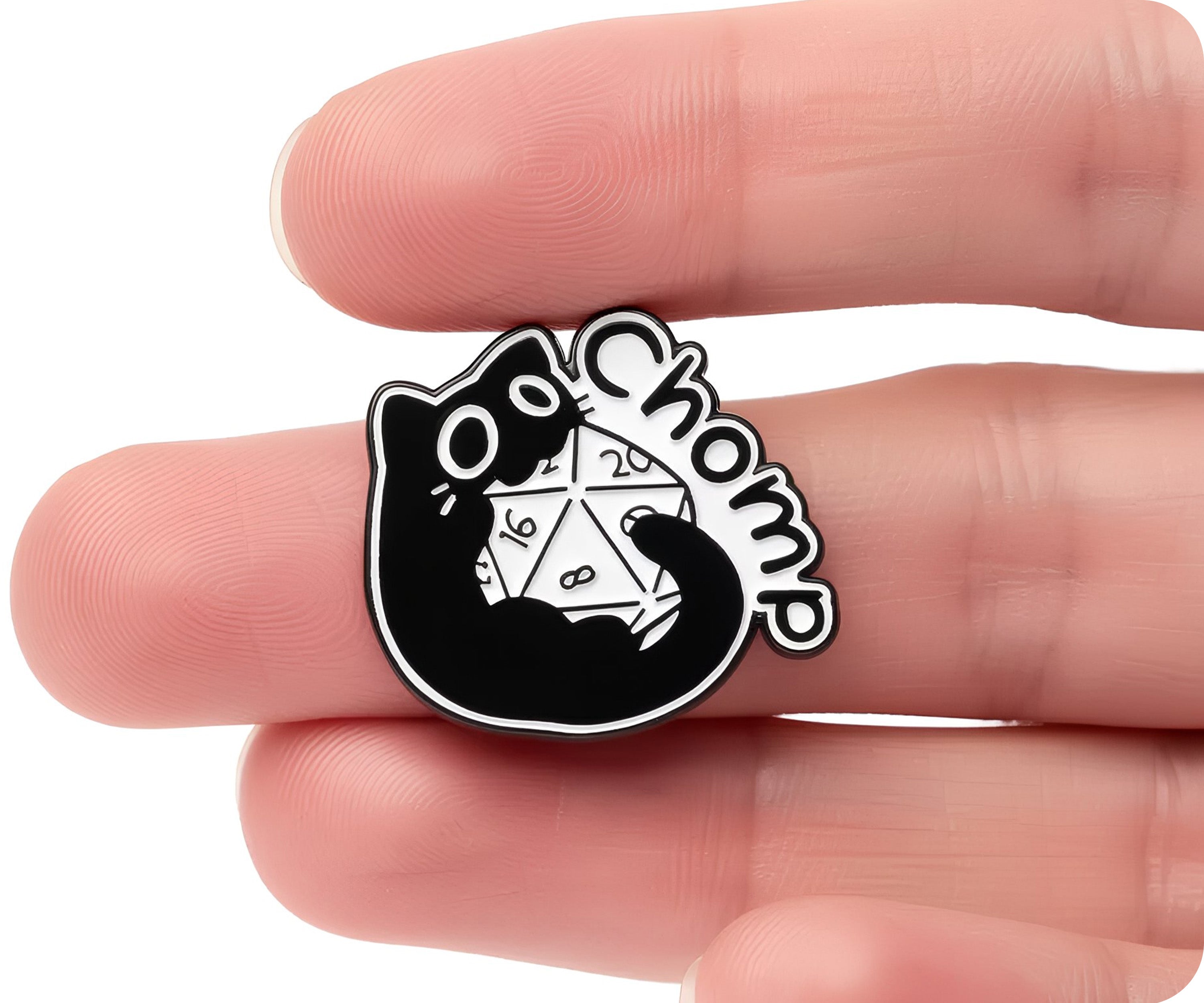 Diseño de gato negro jugador 4 - Insignia de pin espiritual con dados de fantasía
