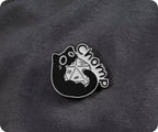 Diseño de gato negro jugador 4 - Insignia de pin espiritual con dados de fantasía