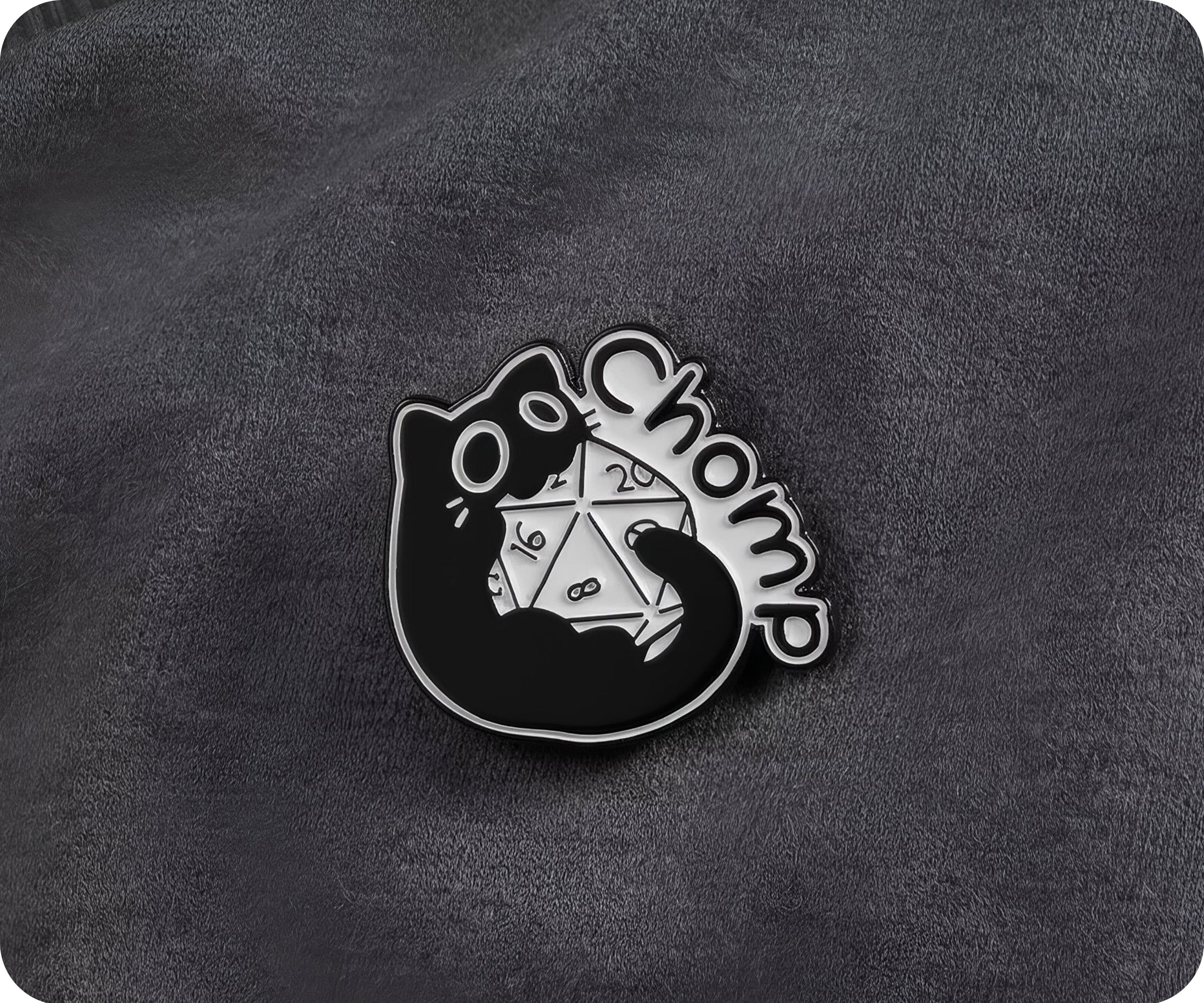 Diseño de gato negro jugador 4 - Insignia de pin espiritual con dados de fantasía