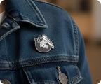 Diseño de gato negro jugador 4 - Insignia de pin espiritual con dados de fantasía