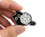 Diseño de gato negro jugador 1 - Pin esmaltado espiritual de dados de fantasía