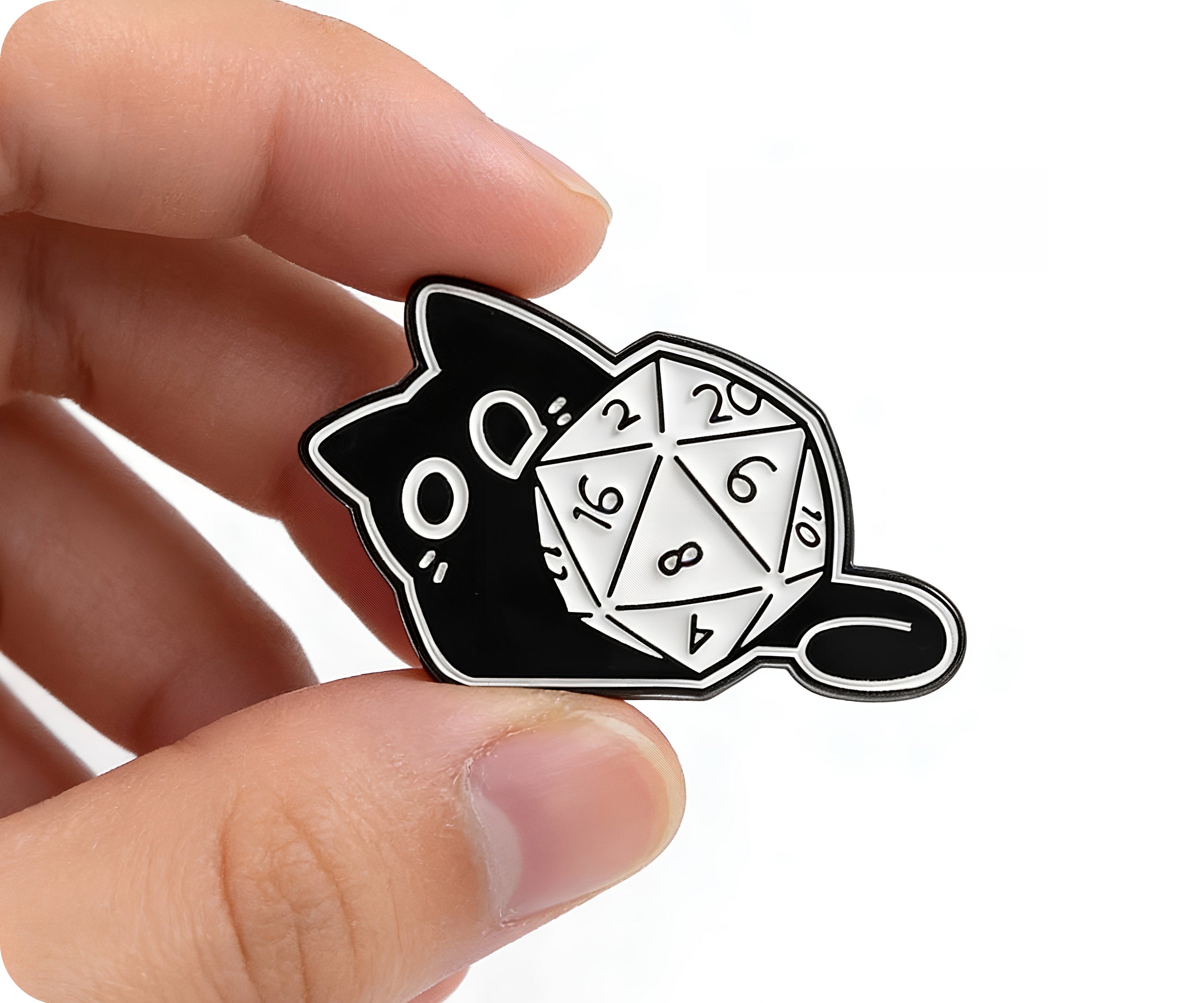 Diseño de gato negro jugador 1 - Pin esmaltado espiritual de dados de fantasía