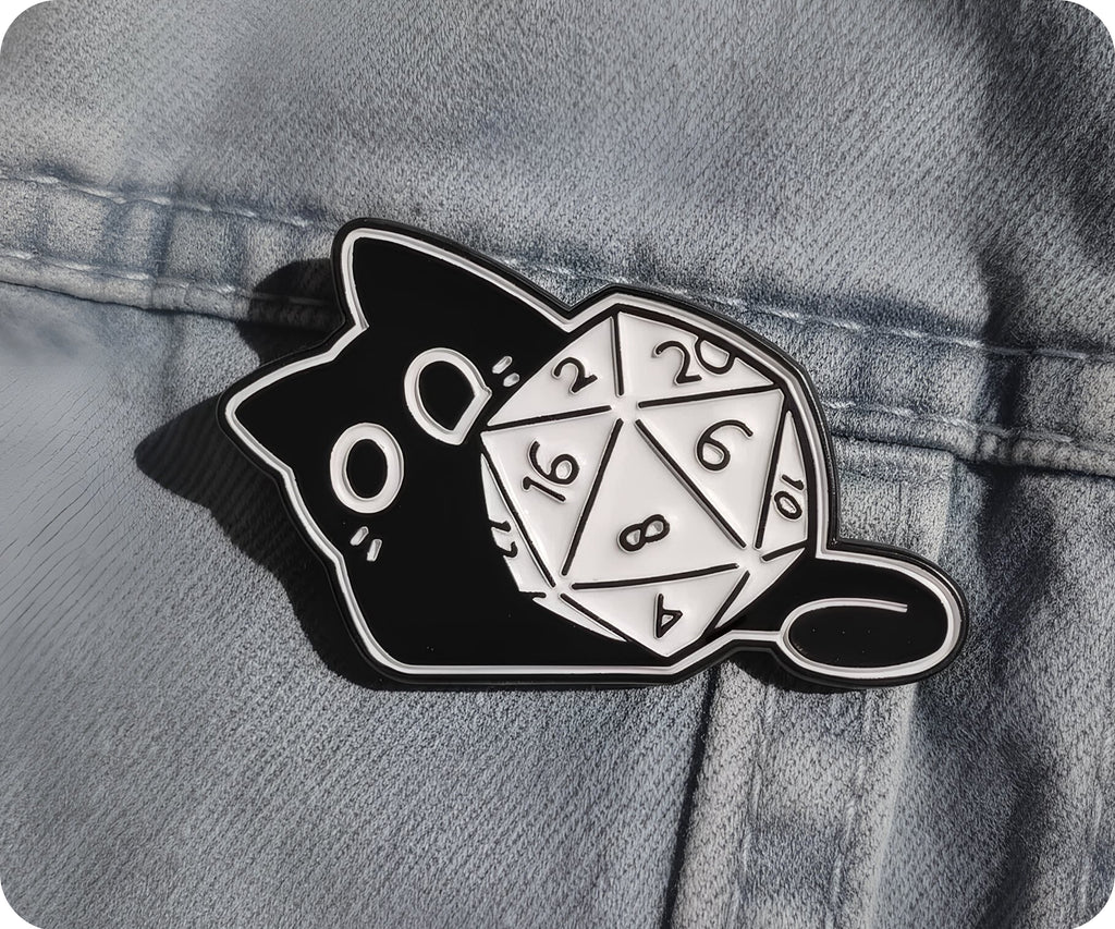 Diseño de gato negro jugador 1 - Pin esmaltado espiritual de dados de fantasía