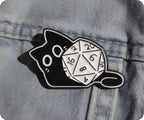 Diseño de gato negro jugador 1 - Pin esmaltado espiritual de dados de fantasía