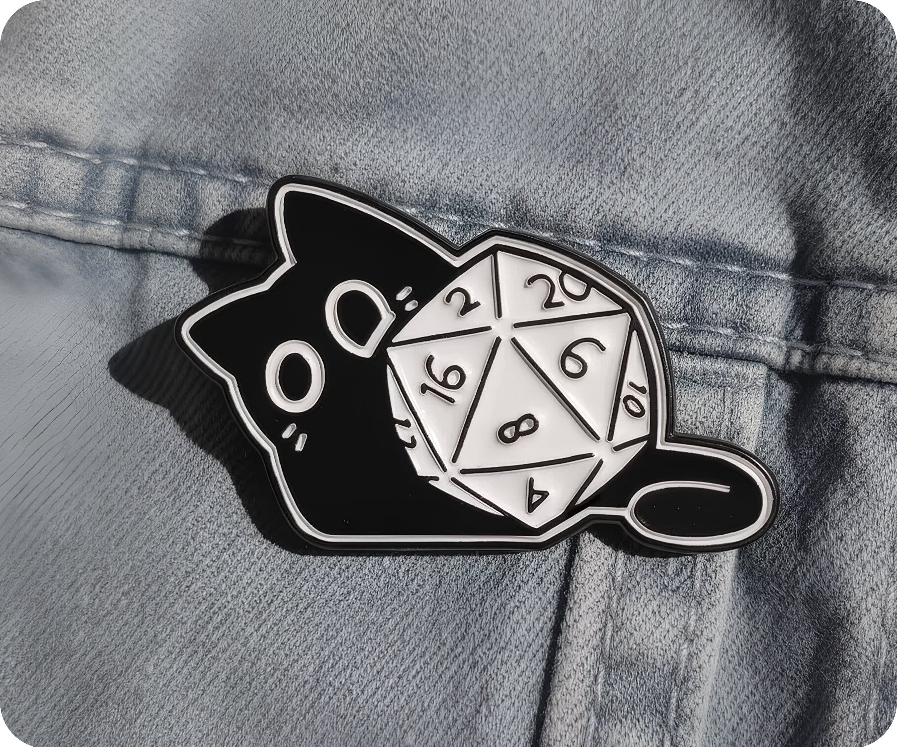 Diseño de gato negro jugador 1 - Pin esmaltado espiritual de dados de fantasía