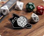 Diseño de gato negro jugador 1 - Pin esmaltado espiritual de dados de fantasía