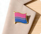 Pin con la bandera bisexual 