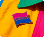 Pin con la bandera bisexual 