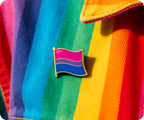 Pin con la bandera bisexual 