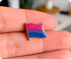 Pin con la bandera bisexual 