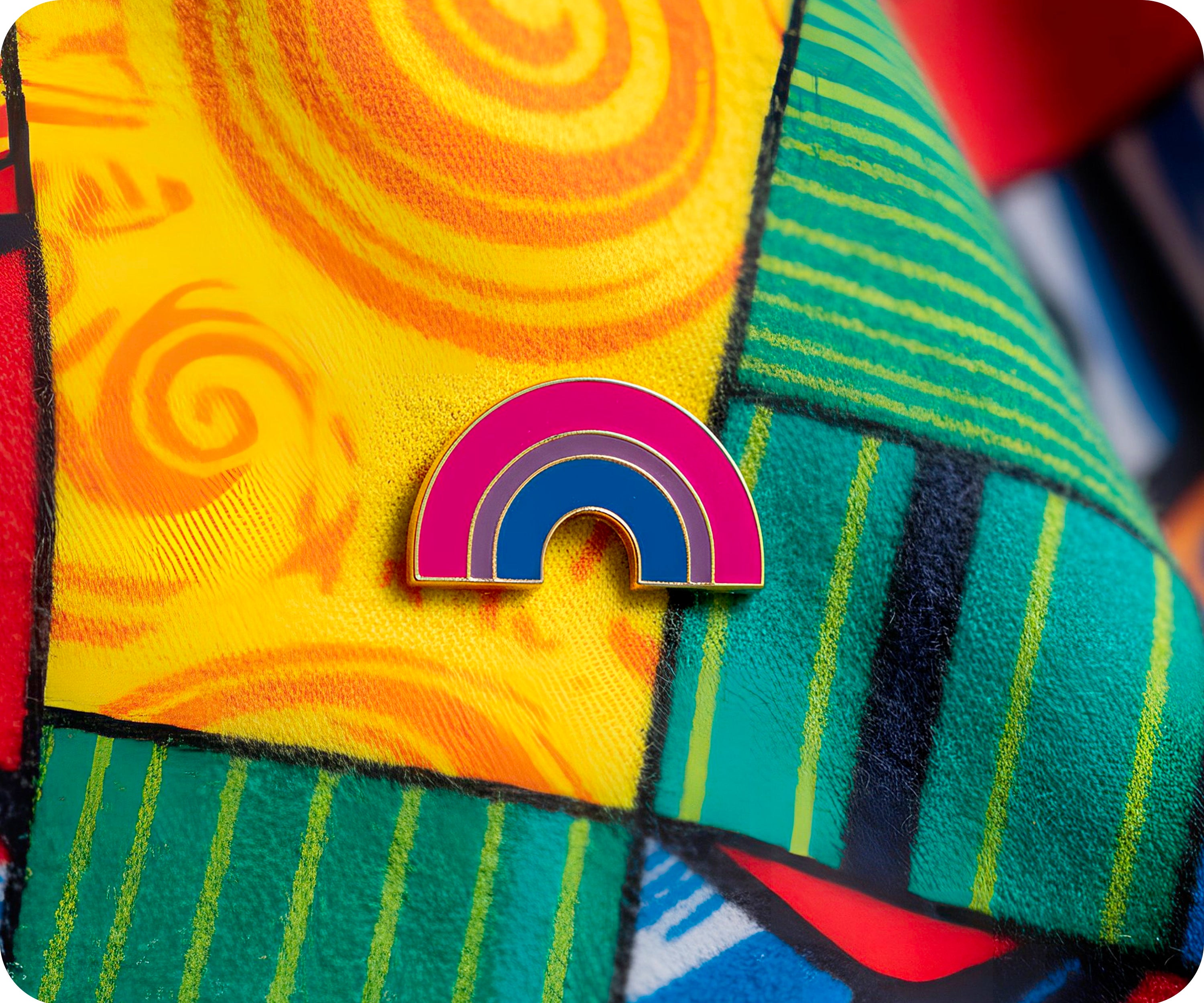 Pin con la bandera del arcoíris bisexual Imagen secundaria del producto