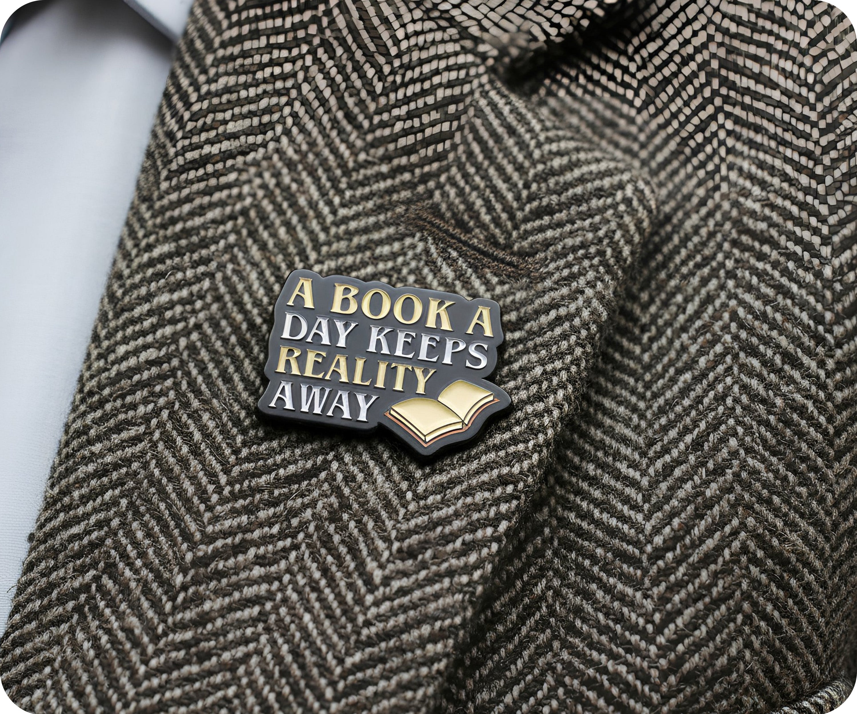 Insignia de pin "Un libro al día mantiene la realidad a raya" Imagen secundaria del producto