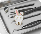 Insignia de metal para dentista con dientes de conejo