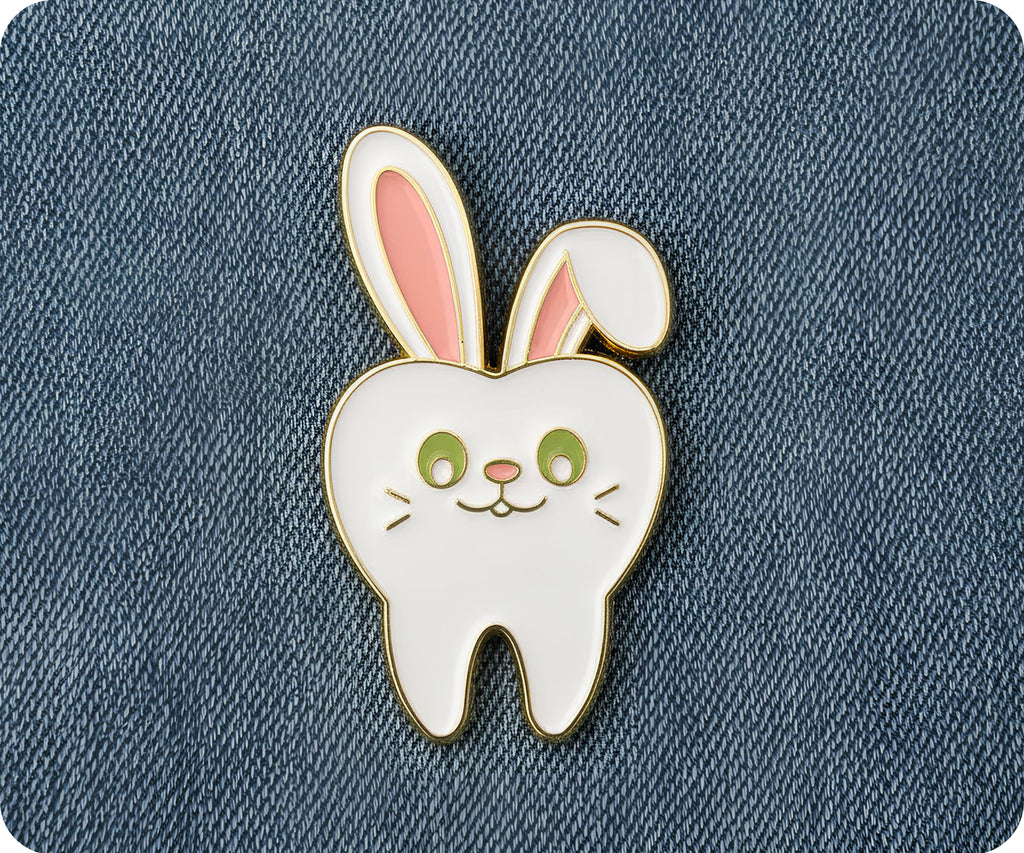 Insignia de metal para dentista con dientes de conejo