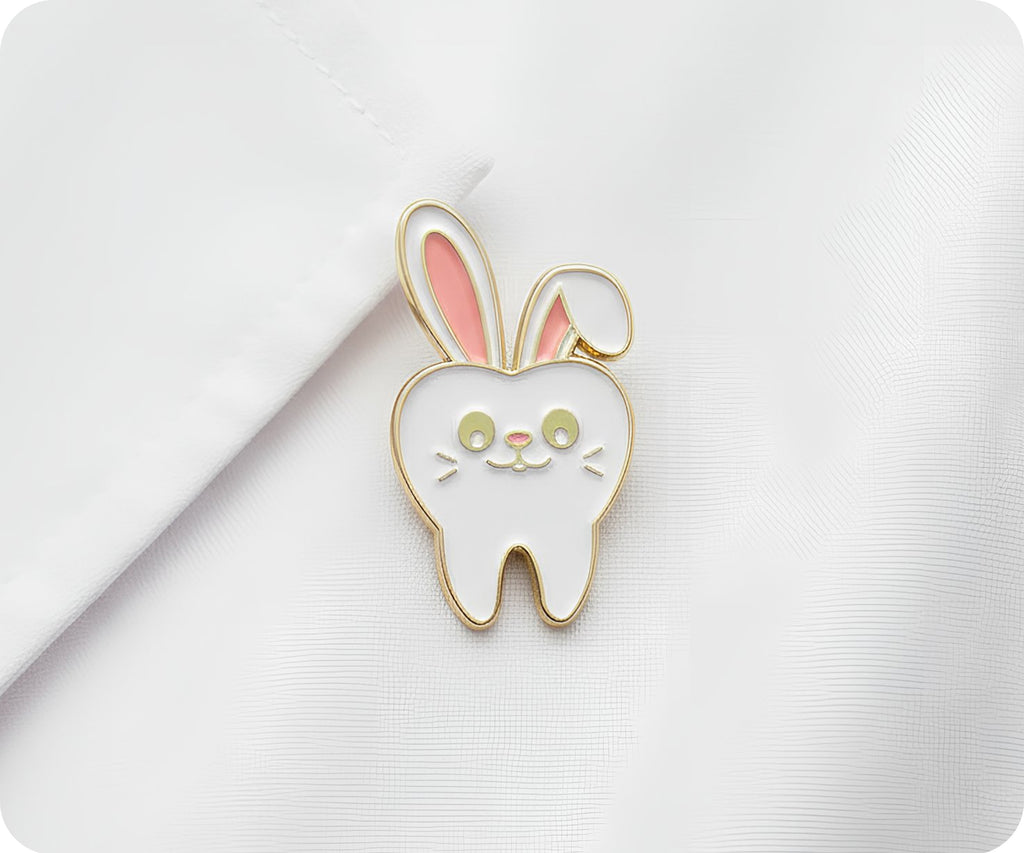 Insignia de metal para dentista con dientes de conejo